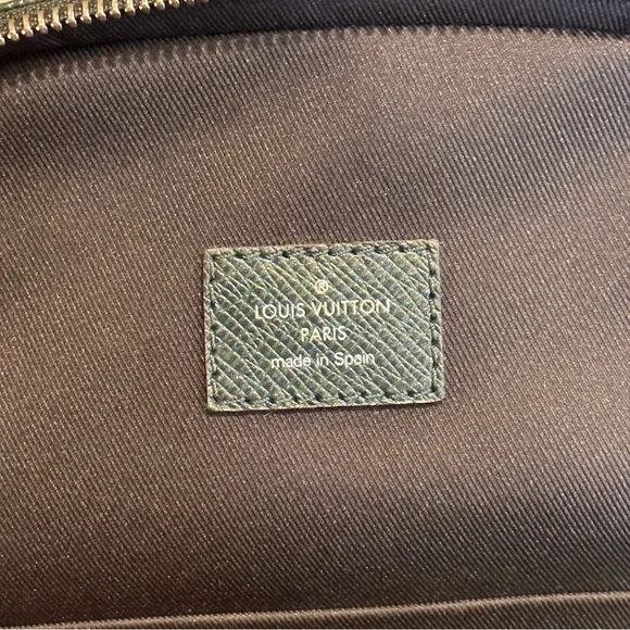 Louis Vuitton Avenue SlingBag Tiaga Leather Green - Picture 16 of 16